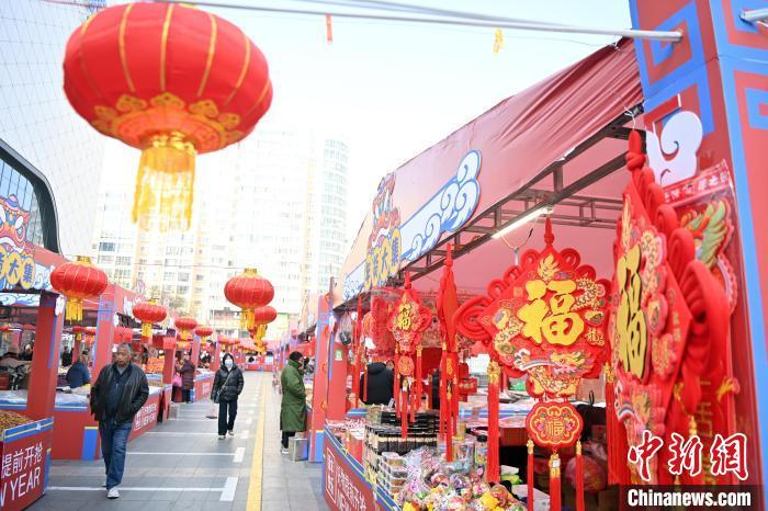 1月30日，蘭州街頭琳瑯滿目的年貨吸引顧客選購。九美旦增 攝</p><p>