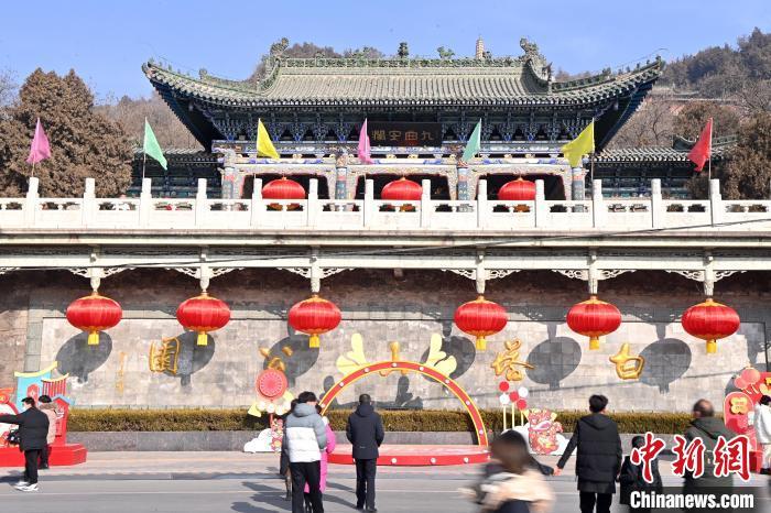 1月30日，裝扮一新的蘭州白塔山公園節(jié)日氛圍濃厚。九美旦增 攝</p><p>