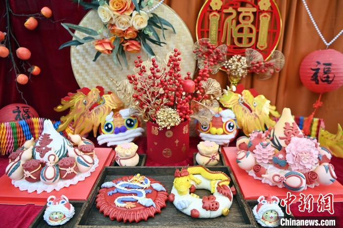 1月25日，春節(jié)臨近，蘭州一花饃店“龍”元素花饃熱銷。圖為展出的“龍”元素花饃。九美旦增 攝