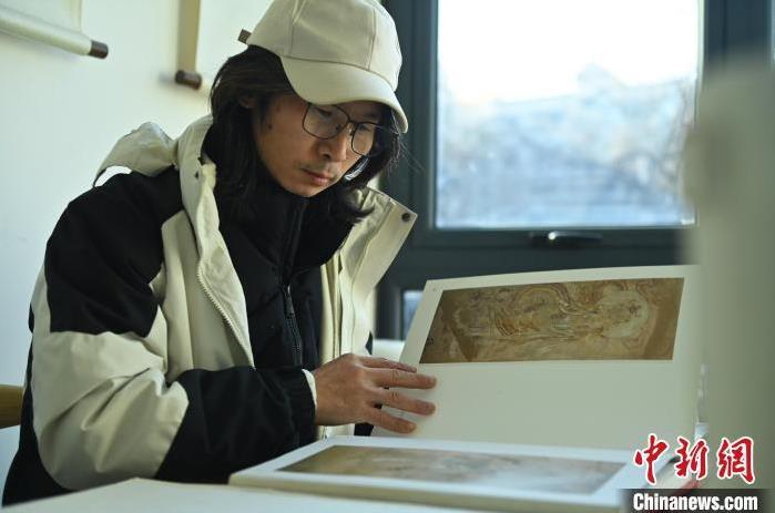 圖為季茂杰研究敦煌文化相關(guān)書籍。李亞龍 攝</p>
<p>