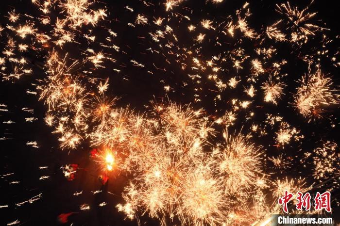 灼熱的鐵水在空中迸散。在空中形成“鐵花火雨”的景象，似天女散花，似群星漫天，如夢如幻，美不勝收。侯奇志 攝</p>
<p>