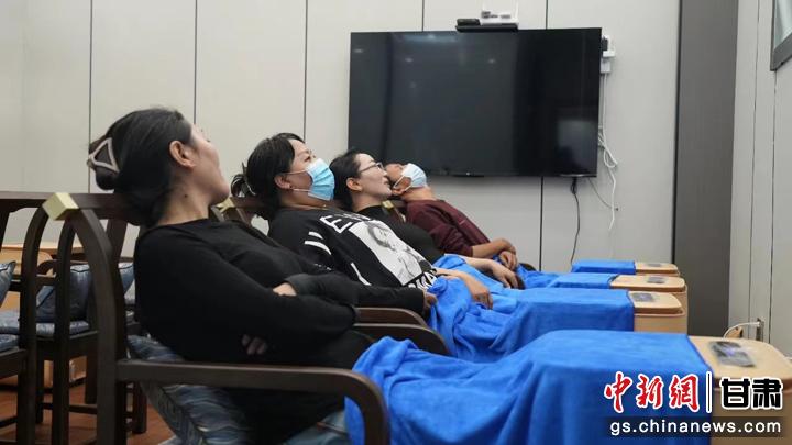 圖為當(dāng)?shù)鼐用耋w驗(yàn)藏醫(yī)院診療。卓瑪草 攝