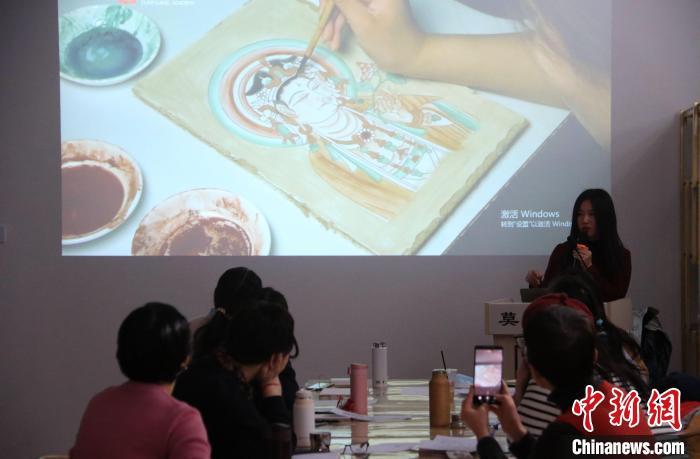 2023年2月，在敦煌研究院莫高學(xué)堂，研學(xué)導(dǎo)師給學(xué)員講授敦煌壁畫(huà)臨摹技法?！　垥粤?攝