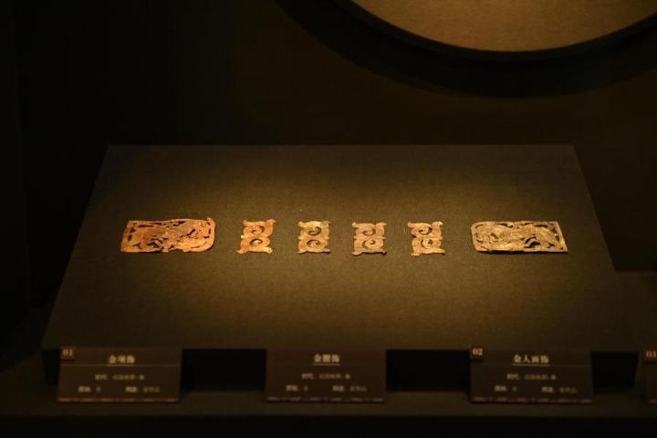 張家川縣馬家塬車輿博物館展陳的馬家塬遺址出土的金項(xiàng)飾、金腰飾、金人畫飾等。李亞龍 攝　　