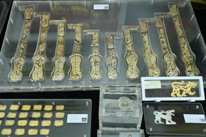 張家川馬家塬出土的金帶飾、大角羊、人形鉛俑及狼形銀車輿飾等文物。