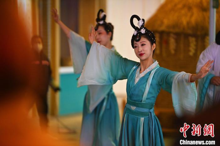 圖為工作人員進行舞蹈表演。李亞龍 攝</p>
<p>