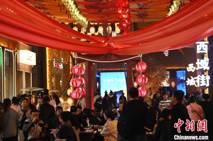 圖為街區(qū)現(xiàn)場游客絡繹不絕。李亞龍 攝</p>
<p>