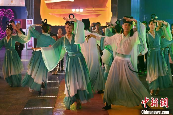 圖為工作人員進行舞蹈表演。李亞龍 攝</p>
<p>