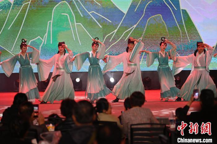 圖為工作人員進行舞蹈表演。李亞龍 攝