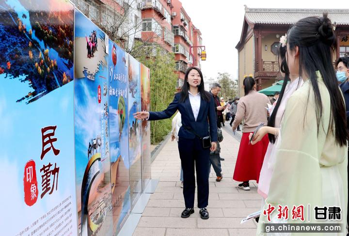 3月下旬，民勤縣在天水啟漢樓廣場(chǎng)舉行推介會(huì)，宣傳本地旅游資源和農(nóng)特優(yōu)產(chǎn)品。圖為工作人員向游客介紹民勤自然風(fēng)光、歷史文化。馬愛彬 攝