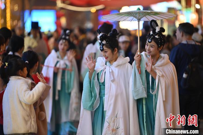 圖為街區(qū)人員著傳統(tǒng)服飾與游人互動(dòng)。李亞龍 攝</p><p>