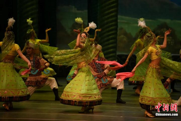 2024年2月23日晚，中國經(jīng)典舞劇《絲路花雨》在甘肅蘭州演出恭賀新春。李亞龍 攝