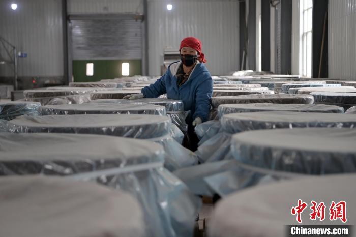 5月10日，工作人員檢查裝有酒糟的壇子。九美旦增　攝