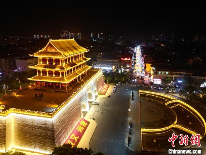 圖為武威市標(biāo)志性建筑涼州古城門(mén)燈光亮起。(無(wú)人機(jī)照片) 　戴文昌 攝</p><p>