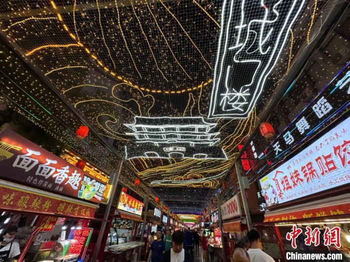 圖為明清街夜市燈光點(diǎn)亮具有武威文化元素的“涼州古城門(mén)”彩燈?！〈魑牟?攝</p><p>