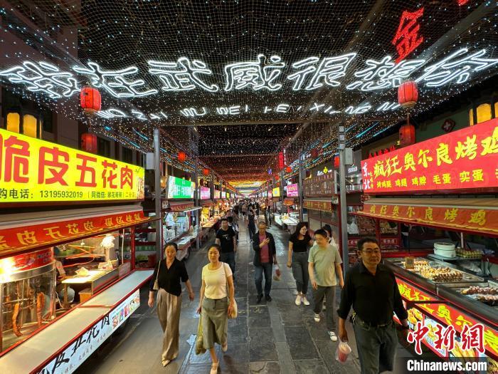 圖為明清街夜市燈光點(diǎn)亮“我在武威很想你”。　戴文昌 攝</p><p>