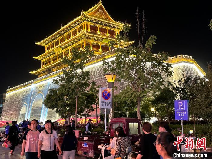 圖為夜幕降臨，涼州古城門(mén)燈光亮起?！〈魑牟?攝
