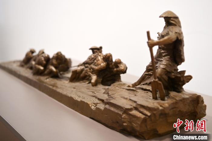 5月21日，在“絲路印跡”雕塑藝術(shù)作品展展出的作品《治水為民·禹德九州》。九美旦增 攝</p>
<p>
