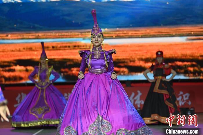 圖為開幕式現(xiàn)場蒙古族服飾秀。李亞龍 攝</p>
<p>