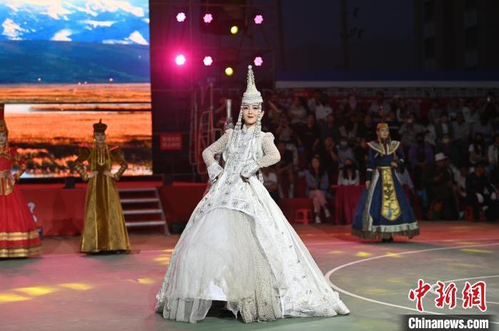 圖為開幕式現(xiàn)場蒙古族服飾秀。李亞龍 攝</p>
<p>