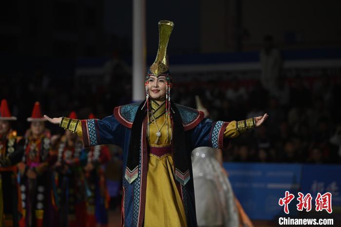 圖為開幕式現(xiàn)場蒙古族服飾秀。李亞龍 攝