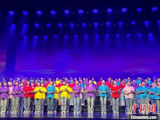 5月28日晚，“詩(shī)意甘肅·絲路長(zhǎng)風(fēng)三千里”——月出涼州·武威詩(shī)會(huì)在甘肅省武威市漢唐天馬城舉行。楊娜 攝