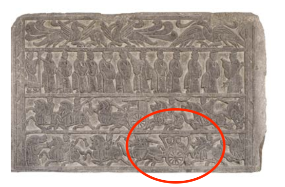 △漢代迎賓、車馬出行畫(huà)像石，現(xiàn)藏于臨沂市博物館。畫(huà)像石的第四層中有軺車出現(xiàn)。