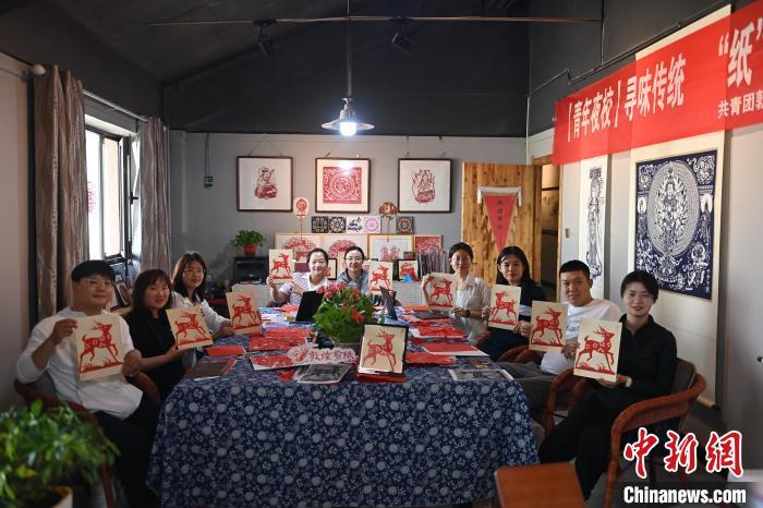 6月6日，在甘肅敦煌青年夜校課程中，青年學(xué)員展示學(xué)習(xí)敦煌非遺剪紙的成果。