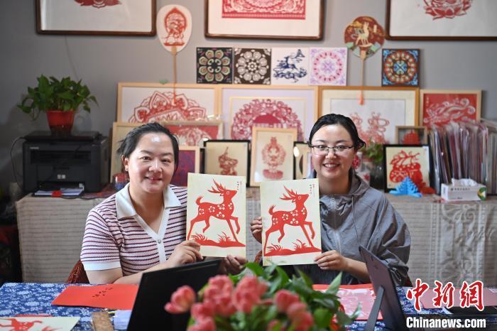 6月6日，在甘肅敦煌青年夜校課程中，青年學(xué)員展示學(xué)習(xí)敦煌非遺剪紙的成果。李亞龍 攝　　