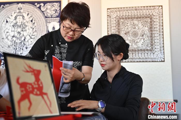 6月6日，在甘肅敦煌青年夜校課程中，青年學(xué)員學(xué)習(xí)敦煌非遺剪紙課程。李亞龍 攝