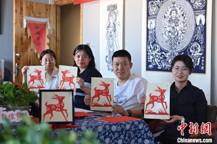 6月6日，在甘肅敦煌青年夜校課程中，青年學(xué)員展示學(xué)習(xí)敦煌非遺剪紙的成果。李亞龍 攝　　