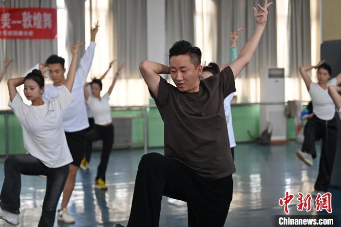 6月6日，在甘肅敦煌青年夜校課程中，青年學(xué)員學(xué)習(xí)敦煌舞課程。李亞龍 攝　　