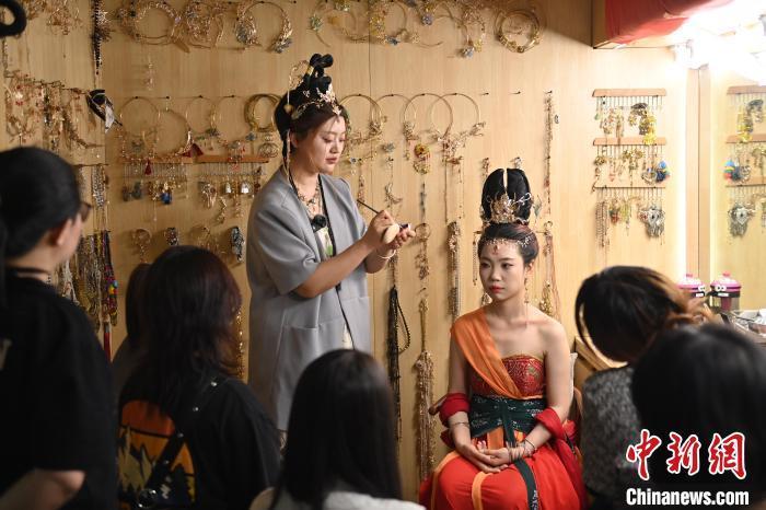 6月6日，在甘肅敦煌青年夜校課程中，青年學(xué)員學(xué)習(xí)敦煌美妝課程。李亞龍 攝