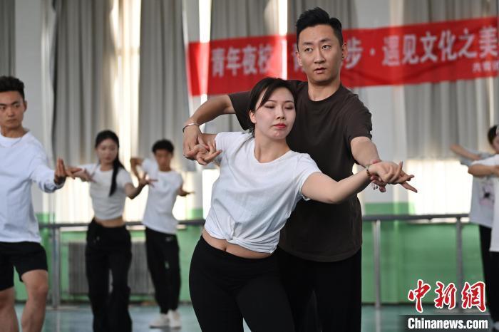 6月6日，在甘肅敦煌青年夜校課程中，學(xué)員學(xué)習(xí)敦煌舞課程。李亞龍 攝　　