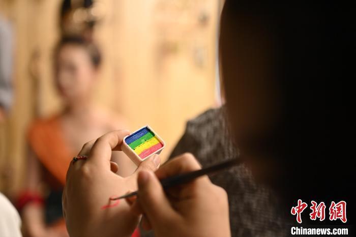 6月6日，在甘肅敦煌青年夜校課程中，青年學(xué)員學(xué)習(xí)敦煌美妝課程。李亞龍 攝　　