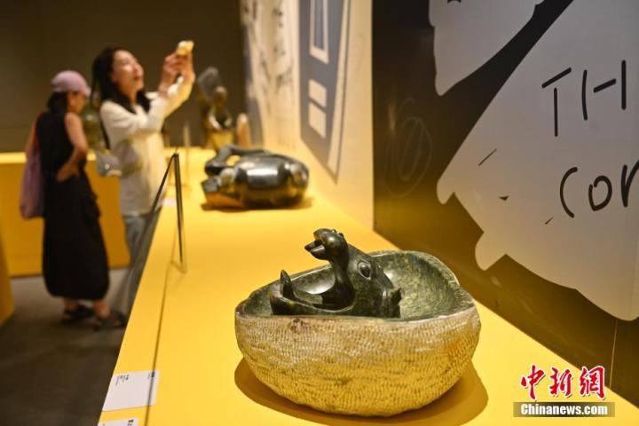 圖為該藝術(shù)展展陳的蛇紋石作品《河馬池》。中新社記者 李亞龍 攝