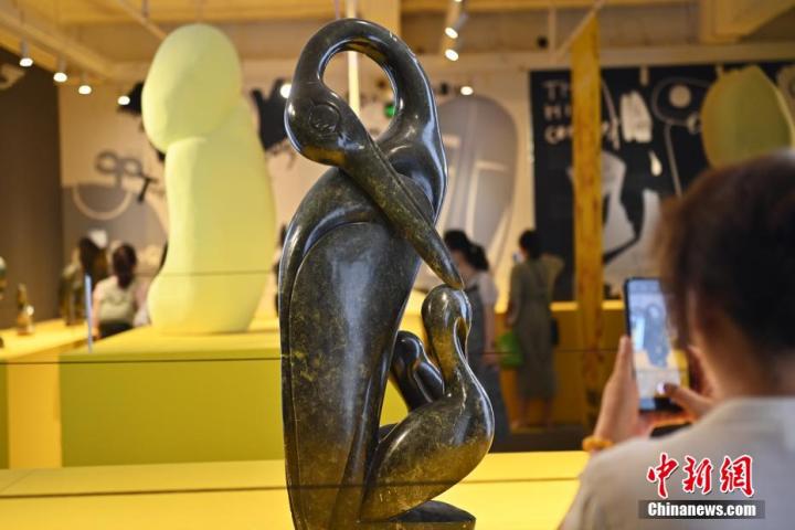 圖為游客拍攝蛇紋石作品《依戀》。中新社記者 李亞龍 攝