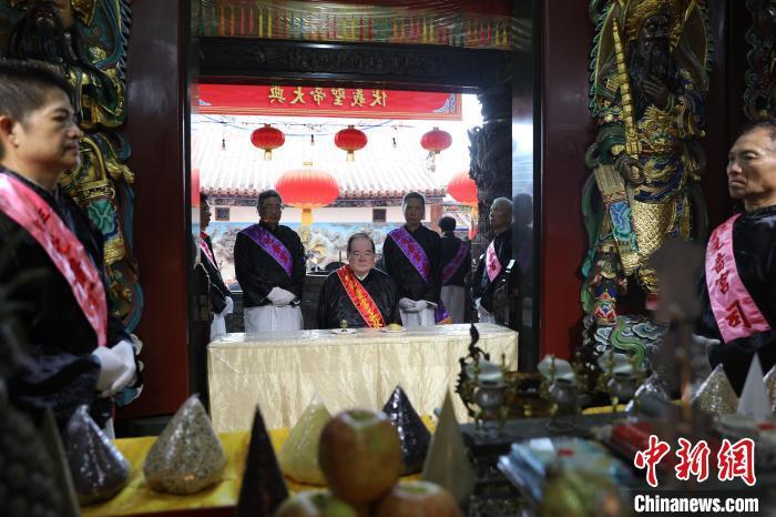 6月21日，“2024(甲辰年)兩岸共祭人文始祖伏羲典禮”在臺(tái)灣新北舉行。擔(dān)任主祭官的先嗇宮董事長(zhǎng)、中國(guó)國(guó)民黨前秘書長(zhǎng)李乾龍(中)出席典禮并擔(dān)任主祭官。中新社記者 張曉曦 攝