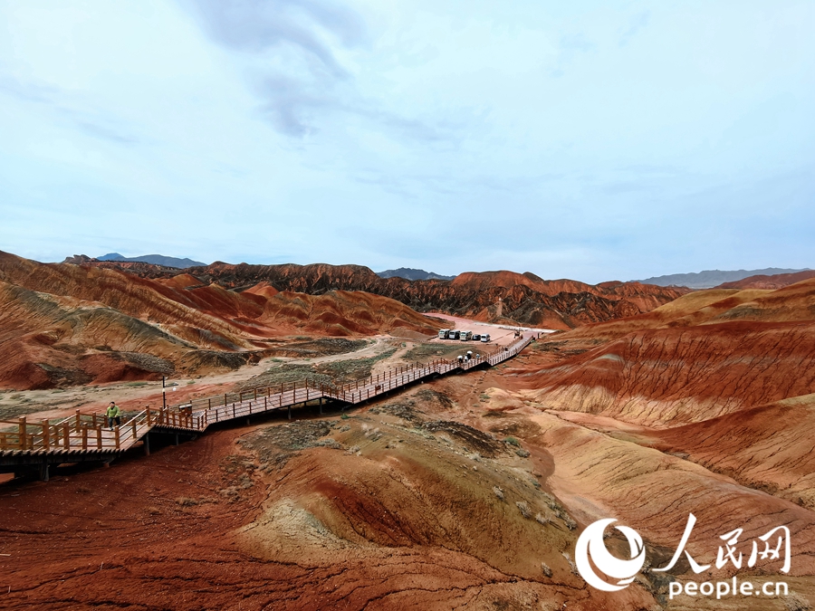  雨后的七彩丹霞，顏色格外艷麗。人民網(wǎng) 黃津曉虎攝