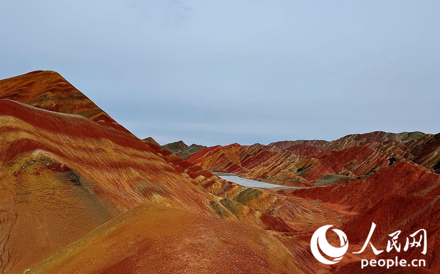 雨后的七彩丹霞，顏色格外艷麗。人民網(wǎng)記者 徐冬兒攝