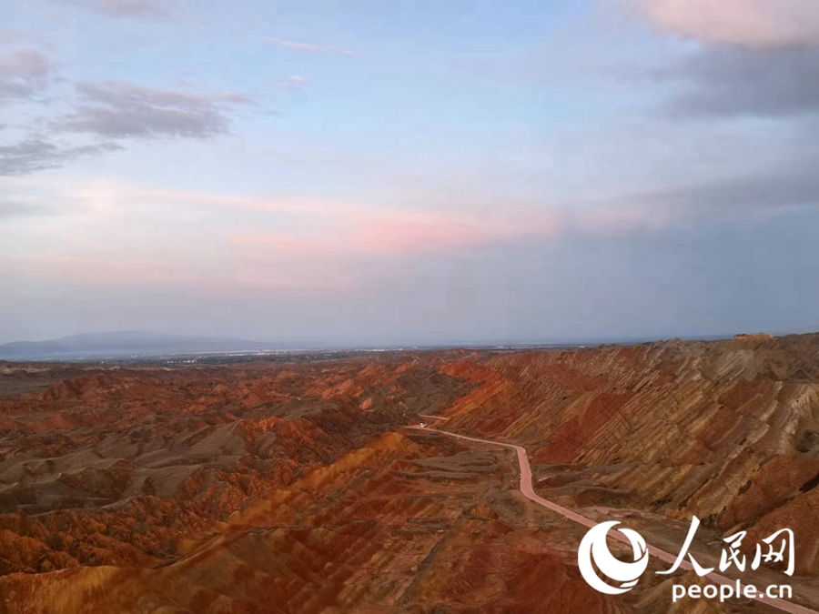 日落時分，余暉與丹霞交相輝映。人民網(wǎng)記者 唐嘉藝攝