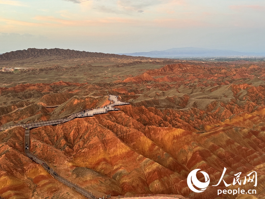 日落時分，余暉與丹霞交相輝映。人民網(wǎng)記者 徐冬兒攝