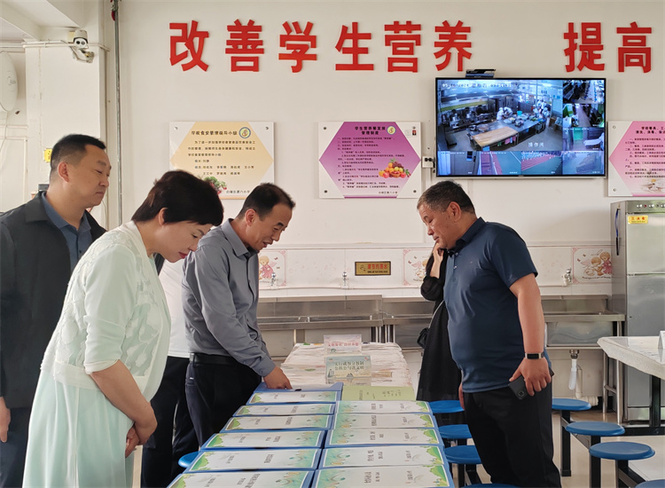 市紀(jì)委監(jiān)委扎實(shí)推動開展群眾身邊腐敗和作風(fēng)問題集中整治工作，圖為市紀(jì)委監(jiān)委派駐市教育局紀(jì)檢監(jiān)察組在白銀區(qū)開展“中小學(xué)校園食品安全和膳食經(jīng)費(fèi)管理”集中整治工作開展情況督查.jpg