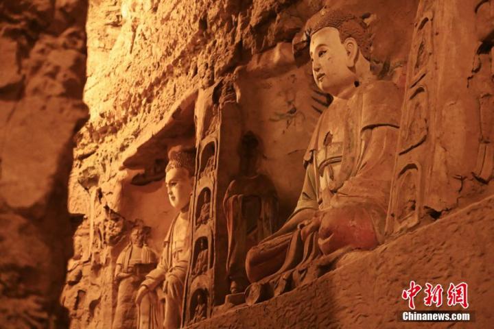 7月15日，甘肅省平?jīng)鍪袥艽h百里石窟長(zhǎng)廊中的王母宮石窟造像。百里石窟長(zhǎng)廊位于涇川縣境內(nèi)，由512個(gè)石窟、5眼窟中石井組成，現(xiàn)存王母宮石窟、鳳凰山石窟、南石窟寺、丈八寺石窟、羅漢洞石窟、太山寺石窟等規(guī)模較大的石窟群，還有數(shù)量眾多的小石窟群。王母宮石窟又名千佛洞，該窟設(shè)計(jì)宏大，造像生動(dòng)，窟內(nèi)擁有造像數(shù)百尊，是較為珍貴的佛教文化歷史遺存。中新社記者 李亞龍 攝</p>
<p>