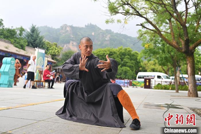 7月14日，甘肅省平涼市崆峒山景區(qū)內，嵩山少林弟子展示武藝。7月13日至14日，“2024年北京體育大學第十五屆國際武術比賽交流大會暨首屆崆峒山國際武術大會”舉行，大會也在崆峒山景區(qū)進行問道崆峒、武術高級研修班、崆峒拜師等系列活動。中新社記者 李亞龍 攝</p>
<p>