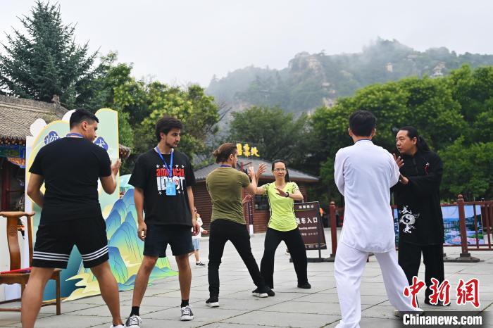 7月14日，甘肅省平涼市崆峒山景區(qū)內，外籍武術愛好者學習崆峒派武術。7月13日至14日，“2024年北京體育大學第十五屆國際武術比賽交流大會暨首屆崆峒山國際武術大會”舉行，大會也在崆峒山景區(qū)進行問道崆峒、武術高級研修班、崆峒拜師等系列活動。中新社記者 李亞龍 攝</p>
<p>