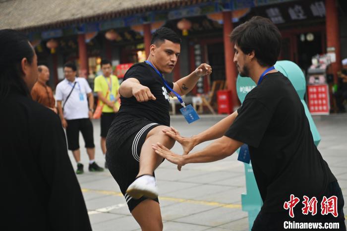 7月14日，甘肅省平涼市崆峒山景區(qū)內，外籍武術愛好者切磋武藝。7月13日至14日，“2024年北京體育大學第十五屆國際武術比賽交流大會暨首屆崆峒山國際武術大會”舉行，大會也在崆峒山景區(qū)進行問道崆峒、武術高級研修班、崆峒拜師等系列活動。中新社記者 李亞龍 攝