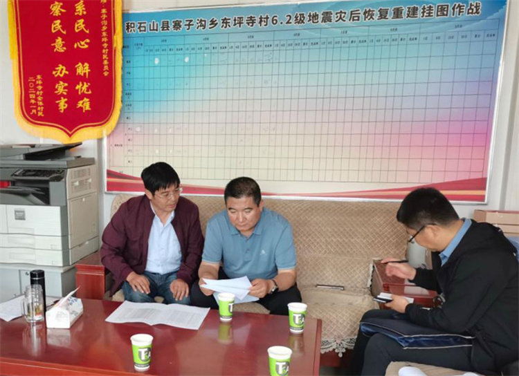 州縣紀委監(jiān)委機關聯(lián)合督查組對下沉干部 、駐村干部 、包村組長、村干部 “四級”干部履職到崗情況，以及工作日志和民情臺賬、訴求臺賬進行日常監(jiān)督檢查，壓實工作責任。.jpg