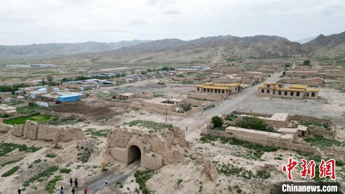 7月13日，位于山丹漢明長(zhǎng)城遺址里的硤口古城。(無(wú)人機(jī)圖片) 　九美旦增 攝