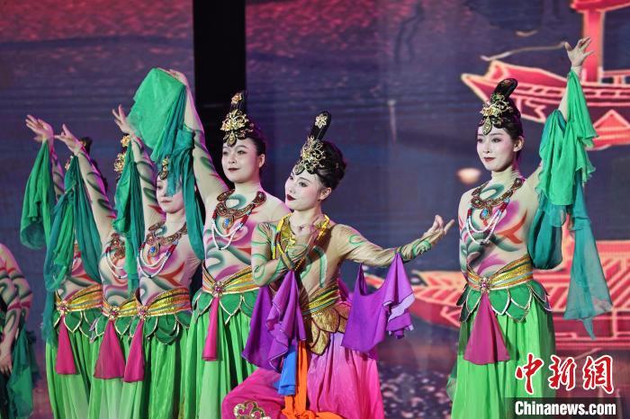 7月19日晚，第五屆黃河之濱文藝展演在蘭州體育文化廣場開幕。圖為開幕式演出敦煌舞蹈。張曦予 攝